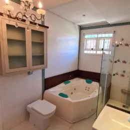 Foto de um banheiro mostrando uma banheira e vaso sanitário.