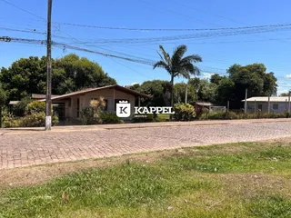 Fachada de uma casa rústica em Lajeado, Brasil, sob céu azul.