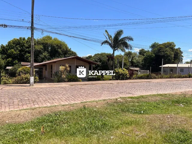 Fachada de uma casa rústica em Lajeado, Brasil, sob céu azul.