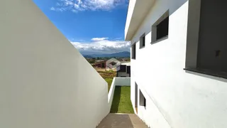 Vista da fachada branca de uma residência em Lajeado, Brasil.