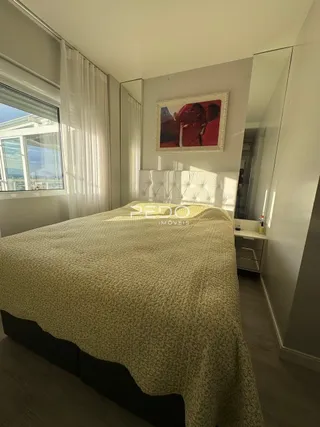 Quarto com cama e janela em um imóvel no Brasil.