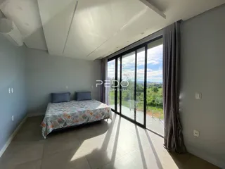 Quarto com vista para a paisagem externa.