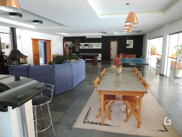 Sala de estar com sofá azul e mesa de madeira em um imóvel no Brasil.