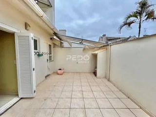 Área externa pavimentada de uma residência em Lajeado.