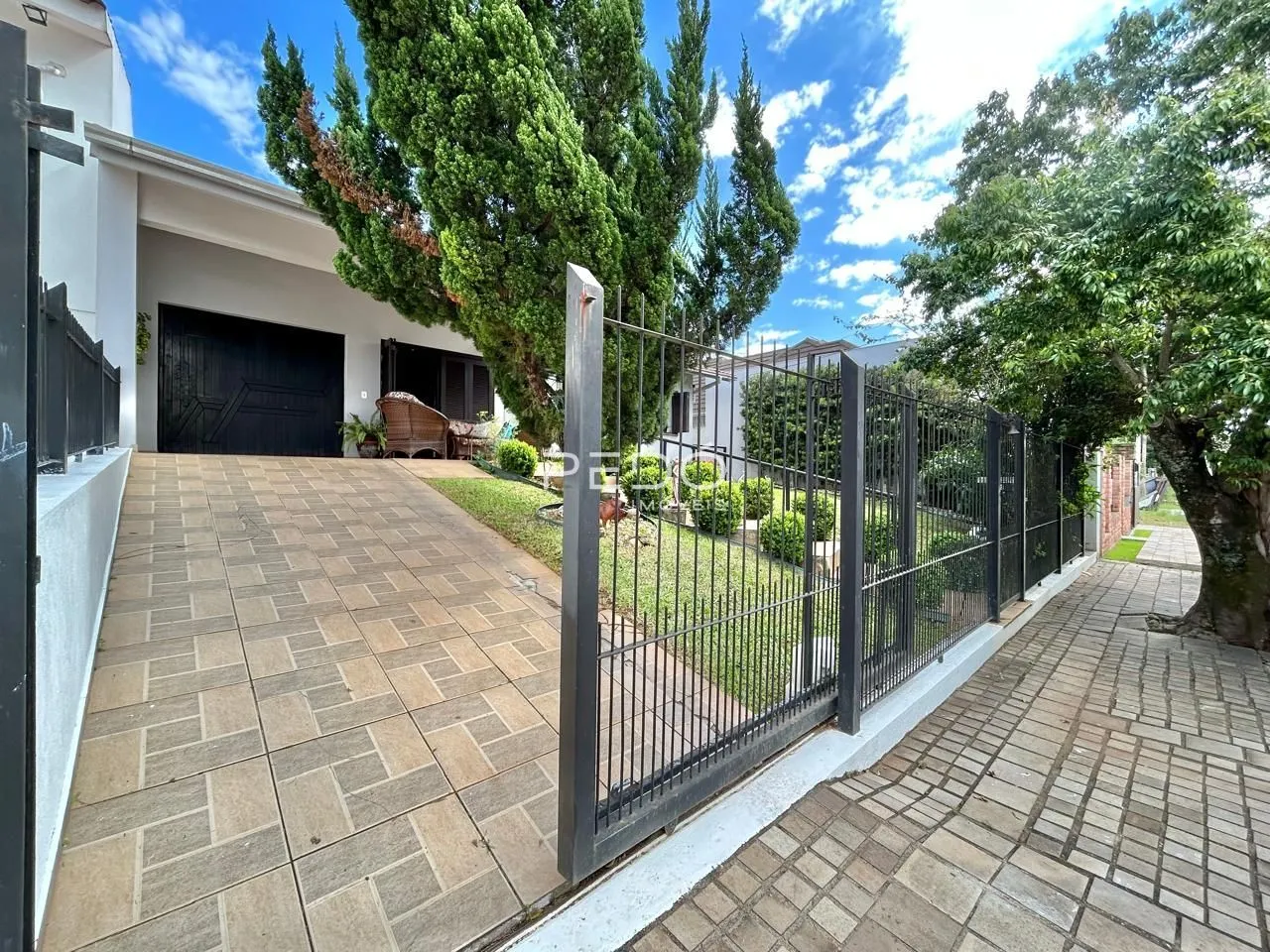 Fachada de uma residência com muro e jardim em Lajeado, Brasil.