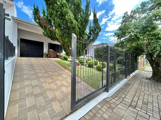 Fachada de uma residência com muro e jardim em Lajeado, Brasil.
