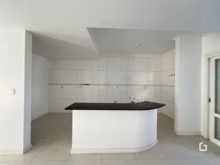 Ambiente interno moderno com piso de cerâmica e paredes brancas.