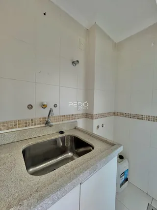 Foto de um banheiro com revestimento cerâmico nas paredes e bancada de granito.