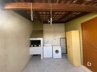 Parede interna com nicho e piso de cerâmica em uma residência.