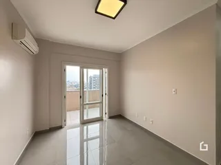 Ambiente interno com piso de cerâmica e porta de vidro.
