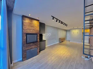 Sala de estar moderna com piso de madeira clara e parede de destaque em madeira escura.