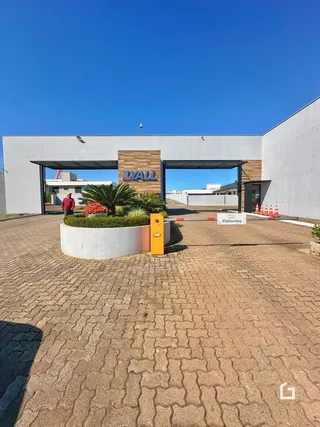 Fachada de uma propriedade com portão de entrada em Lajeado, Brasil.