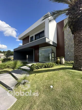 Fachada de uma casa moderna em Lajeado, Brasil.