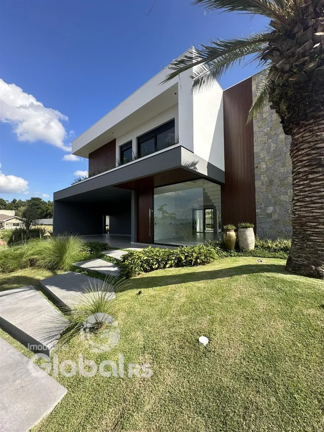 Fachada de uma casa moderna em Lajeado, Brasil.