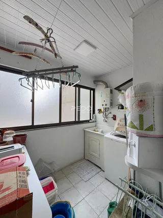 Vista interna de uma cozinha com janela grande em Lajeado, Brasil.