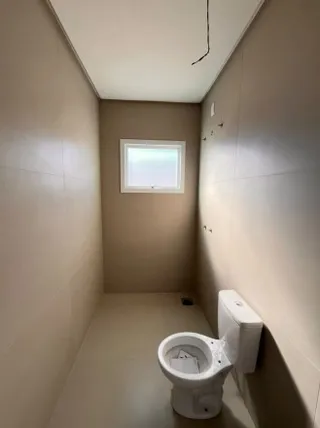Foto de um vaso sanitário branco em um ambiente interno.