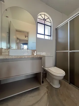 Foto de um banheiro com bancada e vaso sanitário em um imóvel.