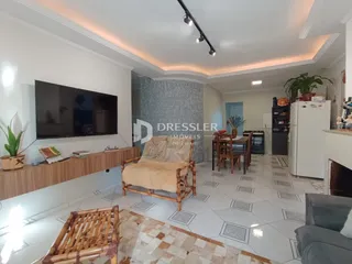 Sala de estar com decoração de madeira e piso claro.