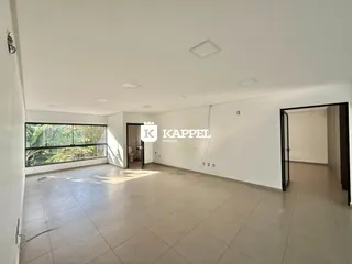 Sala ampla com piso de cerâmica e grande janela lateral.