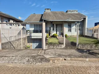 Fachada de uma residência em Lajeado, Brasil, com portão e jardim frontal.