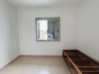Quarto interno com piso de cerâmica e janela.