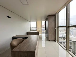 Sala de estar de um imóvel em Lajeado, Brasil, com grandes janelas e piso claro.