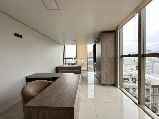 Sala de estar de um imóvel em Lajeado, Brasil, com grandes janelas e piso claro.