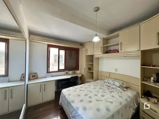 Foto de um quarto com armários embutidos e cama em um imóvel.