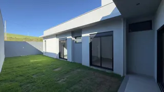 Fachada externa de uma residência moderna com gramado verde.