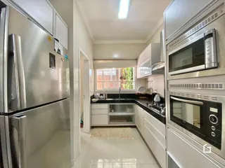 Cozinha moderna com eletrodomésticos de aço inoxidável.