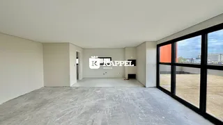Foto de um ambiente interno vazio com piso de concreto.