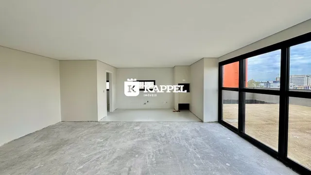 Foto de um ambiente interno vazio com piso de concreto.