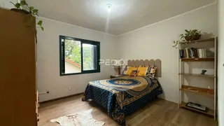 Foto de um quarto com cama e móveis em um imóvel.