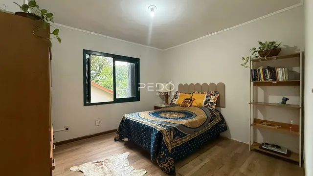 Foto de um quarto com cama e móveis em um imóvel.