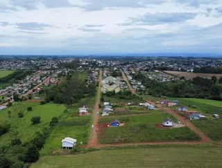 Vista aérea de uma área rural com casas dispersas.