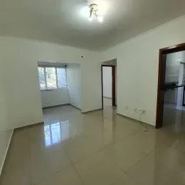 Foto de um ambiente interno com piso de porcelanato e paredes brancas.
