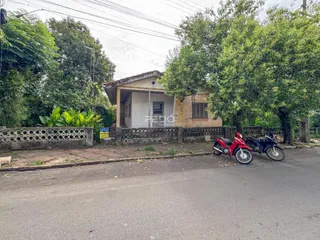 Fachada de uma casa em Lajeado, Brasil, cercada por vegetação.