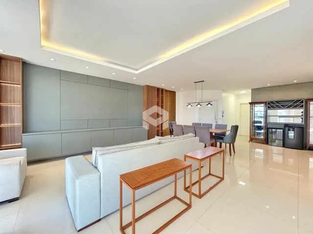 Sala de estar moderna com sofá e decoração em Lajeado.
