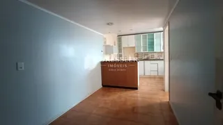 Corredor interno com piso de cerâmica e paredes claras.