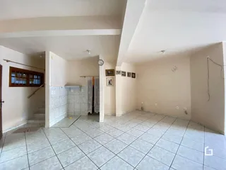 Vista de um corredor interno com piso de cerâmica.