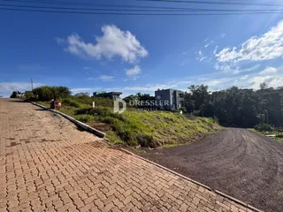 Vista externa de uma propriedade em Lajeado, Brasil, com terreno inclinado e vegetação.