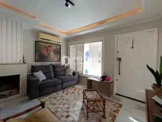Sala de estar com lareira e sofá em ambiente claro.