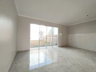 Imagem de um ambiente interno com paredes brancas e piso claro.