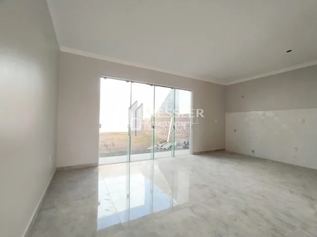 Imagem de um ambiente interno com paredes brancas e piso claro.