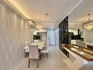 Ambiente de jantar com paredes texturizadas e piso claro em um imóvel no Brasil.