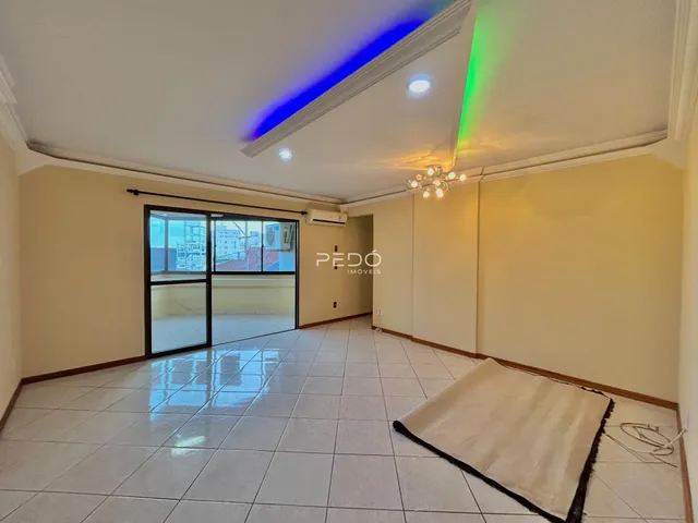Sala de estar com piso de cerâmica e porta de vidro abrindo para o exterior.