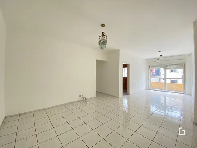 Ambiente interno de uma sala com piso de cerâmica clara e paredes brancas.