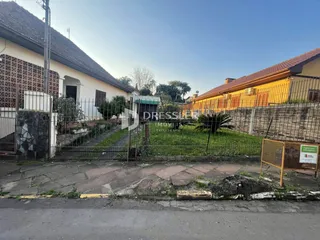Vista da fachada de uma propriedade em Lajeado, Brasil, com cerca e vegetação.