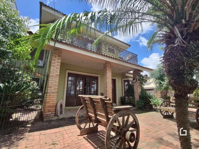 Fachada de um imóvel em Lajeado, Brasil, com varanda e vegetação.