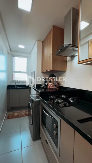 Cozinha moderna com armários de madeira e piso de cerâmica clara.